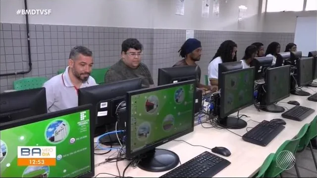Reportagem do Bahia Meio Dia na TV São Francisco: pessoas trabalhando em um laboratório de informática do IFBA.